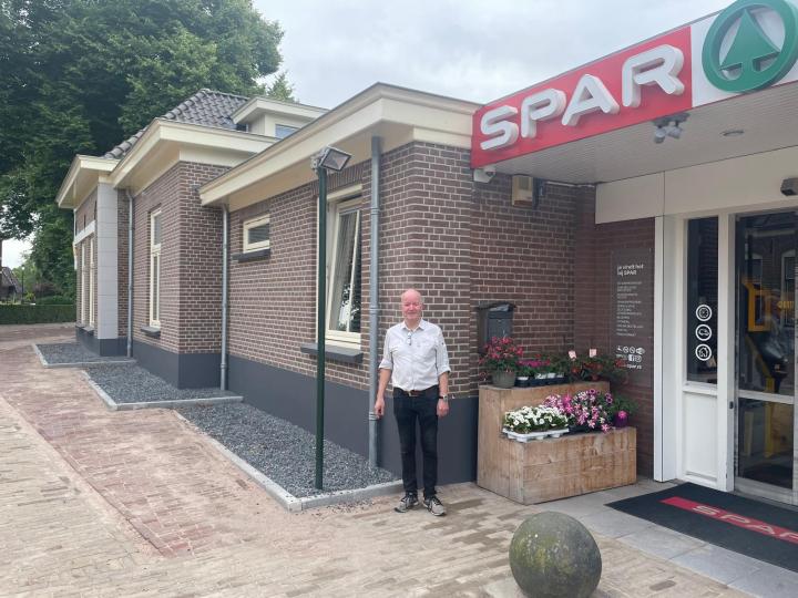 Spar in Oene, de buitenkant van het gebouw